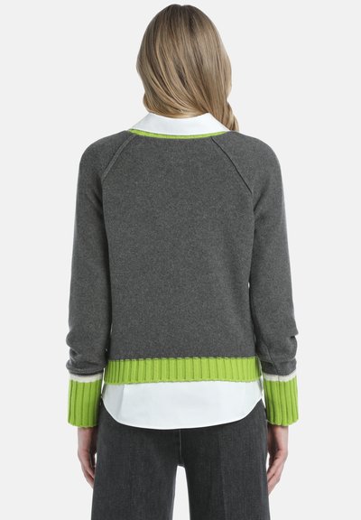 Pull grisa avec un ourlet et des poignets côtelés verts, orné d'une touche blanche. Fabriqué en tissu tricoté, il présente une coupe décontractée et des manches raglan.