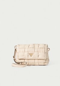 Borsa a tracolla imbottita color crema con texture intrecciata, placca logo triangolare dorata e tracolla regolabile su sfondo chiaro.