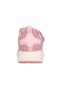 Rosa Sportschuh mit einem strukturierten Mesh-Obermaterial, gepolstertem Kragen und einer robusten Gummisohle, ausgestattet mit einem hinteren Zugband für einfaches Anziehen.