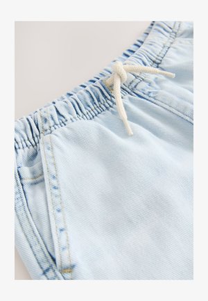 Svijetloplave traper kratke hlače s elastičnim pojasom i bijelim vezicama. Imaju vidljive šavove i meku teksturu.