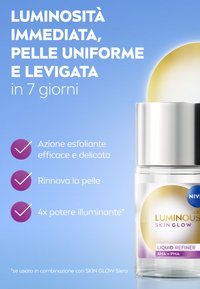 Bottiglia di vetro trasparente con un tappo argentato, caratterizzata da una sfera giallo-arancione e un'etichetta viola. Il testo evidenzia le proprietà esfolianti e illuminanti.