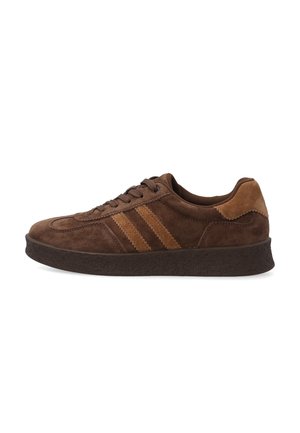 Brun ruskind sneakers med snørefront, to mørkere brune striber på siden og tyk tekstureret sål mod hvid baggrund.