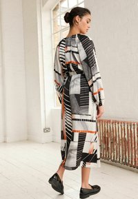 Next TIE NECK LONG SLEEVE MIDI - REGULAR FIT - Vapaa-ajan mekko - monochrome orange abstract print
