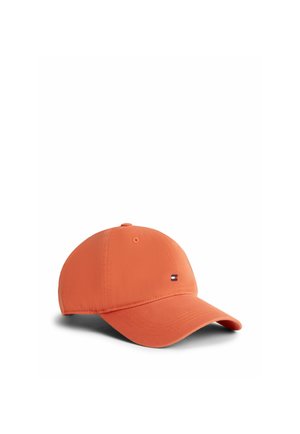 Cappellino da baseball arancione con visiera curva e piccolo logo rettangolare multicolore sul lato anteriore sinistro.