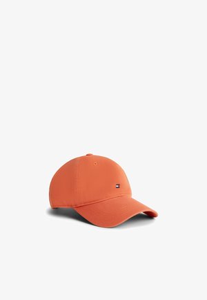 Orange Baseballkappe mit gebogenem Schirm und kleinem mehrfarbigem rechteckigem Logo auf der vorderen linken Seite.