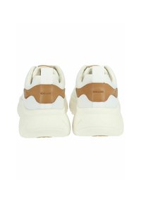 Sneakers bianchi con dettagli in pelle marrone, colletto imbottito e tomaia testurizzata, dotati di suola in gomma e di un tassello sul retro.