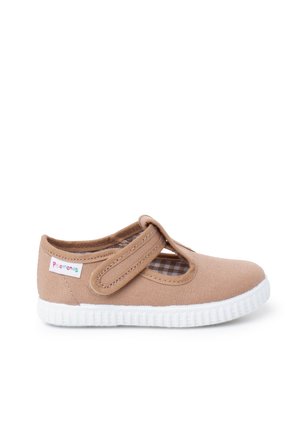 Chaussure en toile marron pour enfants avec une semelle en caoutchouc blanche et une bride velcro sur le dessus, montrant une doublure intérieure à carreaux.