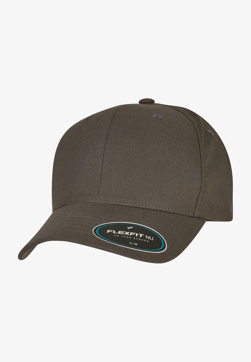 Pehmeast kangast valmistatud pruun müts, millel on kõver sirm, õmblusteta disain ja silt, millel on sinises ovaalis kiri "FLEXFIT NU". Suurus S/M.