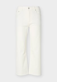 Λευκά cropped flare τζιν με μπροστινό κούμπωμα με κουμπιά και φερμουάρ, θηλιές για ζώνη και τσέπες μπροστά και πίσω, εμφανιζόμενα σε απλό φόντο.