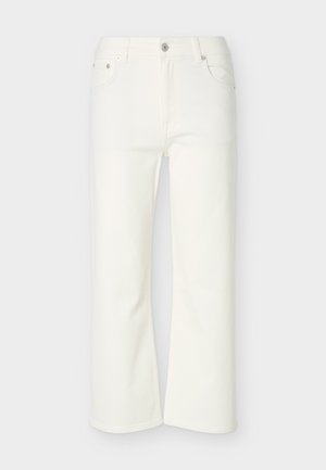 Λευκά cropped flare τζιν με μπροστινό κούμπωμα με κουμπιά και φερμουάρ, θηλιές για ζώνη και τσέπες μπροστά και πίσω, εμφανιζόμενα σε απλό φόντο.