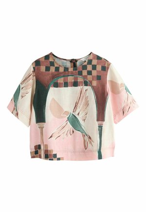 Tričko z ľanu s krátkym rukávom s ružovým, zeleným a hnedým geometrickým a vtáčím vzorom, obsahujúce motívy oblúkov a okrúhly výstrih.