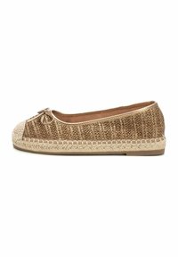 Bailarinas en material tejido color beige, con punta redonda, detalles en cuerda y un pequeño lazo decorativo en la parte superior.
