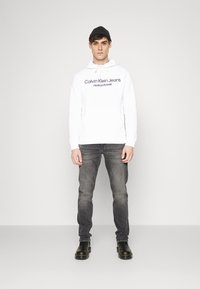 Calvin Klein Jeans MONOCHROME INSTITUTIONAL HOODIE - Camisola - bright white