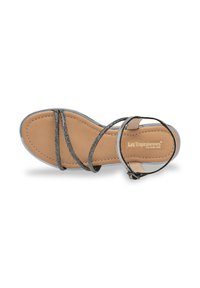 Sandalo con cinturini metallici grigi su una soletta beige, dotato di chiusura con fibbia e suola azzurro chiaro. Logo del marchio stampato all'interno.