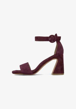 Sandalias de tacón de ante burdeos con punta cuadrada, tiras en el tobillo y un tacón geométrico. Textura suave con diseño minimalista.