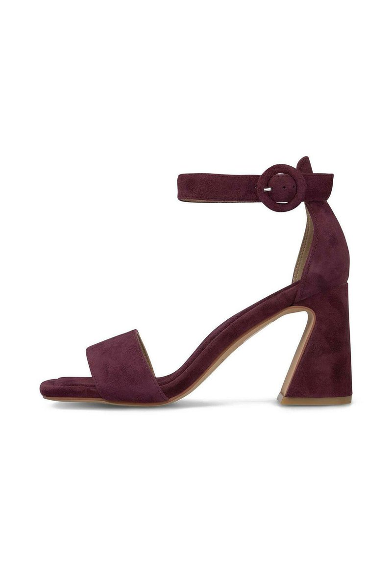 Bordeaux suède hakken sandalen met een vierkante teen, enkelbandje en een geometrische blokhak. Zachte textuur met een minimalistisch ontwerp.