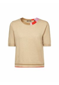 Suéter de punto beige con mangas cortas, que presenta un escote redondeado multicolor y rayas en contraste en el dobladillo.