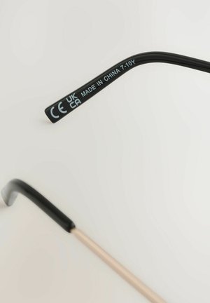 Schwarze Brillenbügel mit glanzfinish. Ein Bügel zeigt weißen Text mit den Angaben "CE" und "Hergestellt in China 7-10J." Glatter beiger Bügel dargestellt.