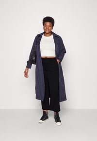 Vero Moda Curve VMZAMIRA SLIM STRAIGHT PANT CURVE - Pantaloni - black