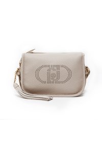 Sac en cuir beige à bandoulière avec un design perforé et un logo, fermeture éclair, et un détail de pompon détachable. Accents en matériel doré.
