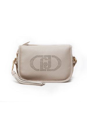 Borsa a tracolla in pelle beige con design perforato e logo, chiusura con zip e dettaglio a frangia staccabile. Accenti in hardware dorato.