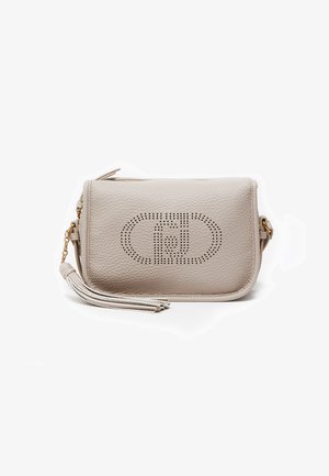 Beige Leder Umhängetasche mit perforiertem Design und Logo, Reißverschluss und abnehmbarem Quasten-Detail. Goldene Hardware-Akzente.