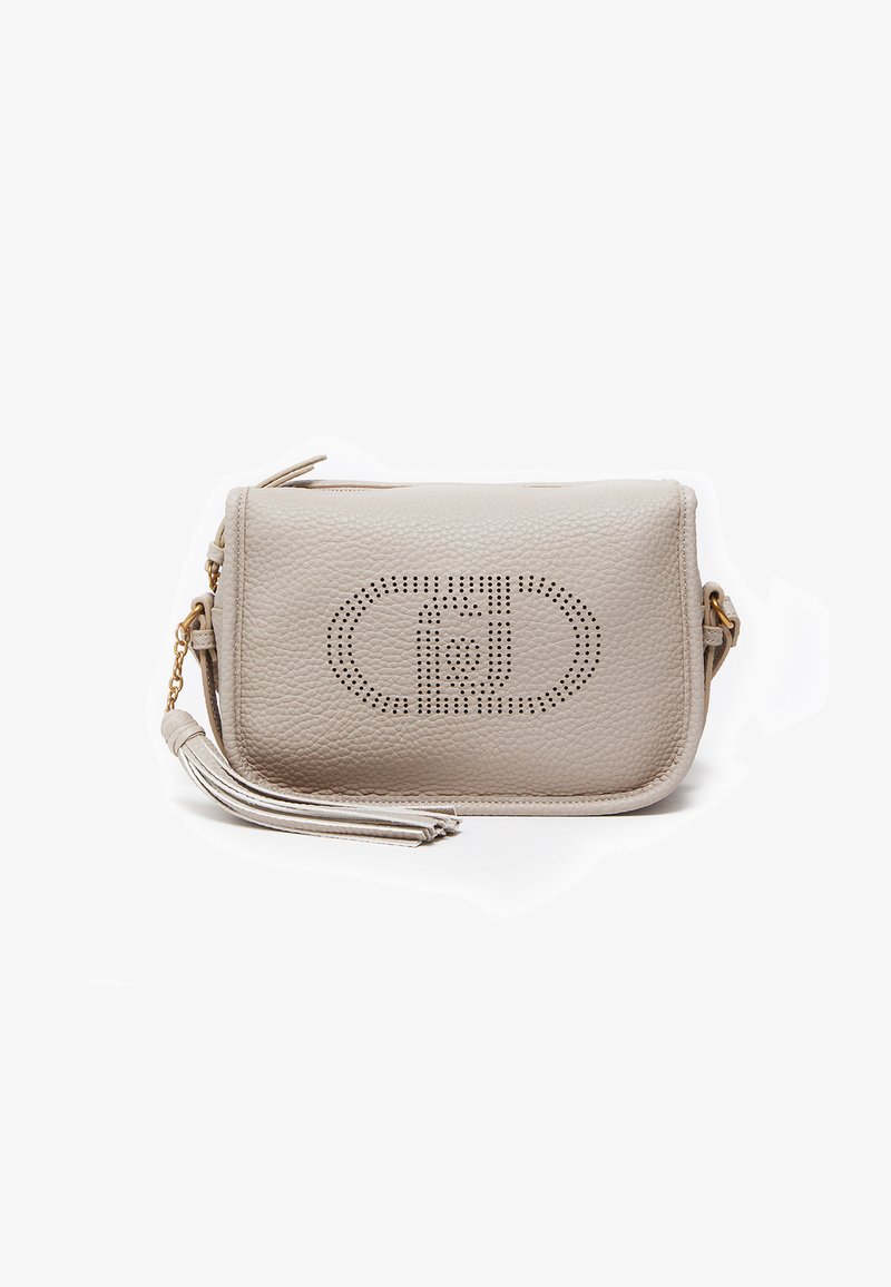 Sac en cuir beige à bandoulière avec un design perforé et un logo, fermeture éclair, et un détail de pompon détachable. Accents en matériel doré.