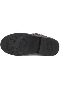 Zwarte rubberen buitenzool met een paardenontwerp en zonnestraalpakket. Voorzien van een verhoogde hak en groeven voor grip. Verfraaid met een hoefijzer.