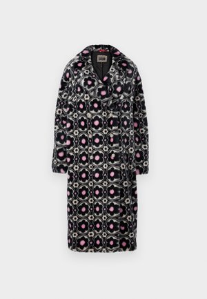 Manteau en fausse fourrure avec un motif floral en noir, rose et crème. Doté d'un col châle, de fermetures à boutons et de manches longues.