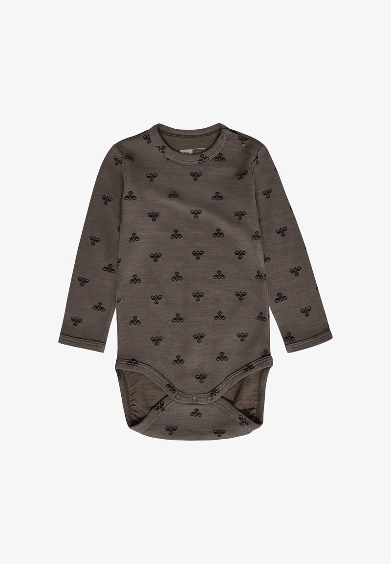 Langsleeve bruin body gemaakt van zachte stof, met een herhaald zwart patroon van kleine vormen. Heeft drukknoopsluitingen aan de onderkant.