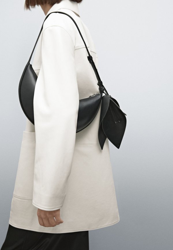 MEDIA LUNA DETALLE FLOR - Handbag2