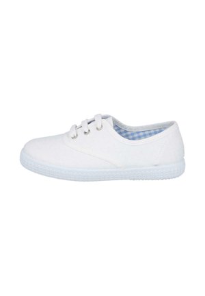 Zapatillas de lona blancas con punta redonda, diseño con cordones y forro a cuadros azul. Suela de goma texturizada con patrón de agarre para tracción.