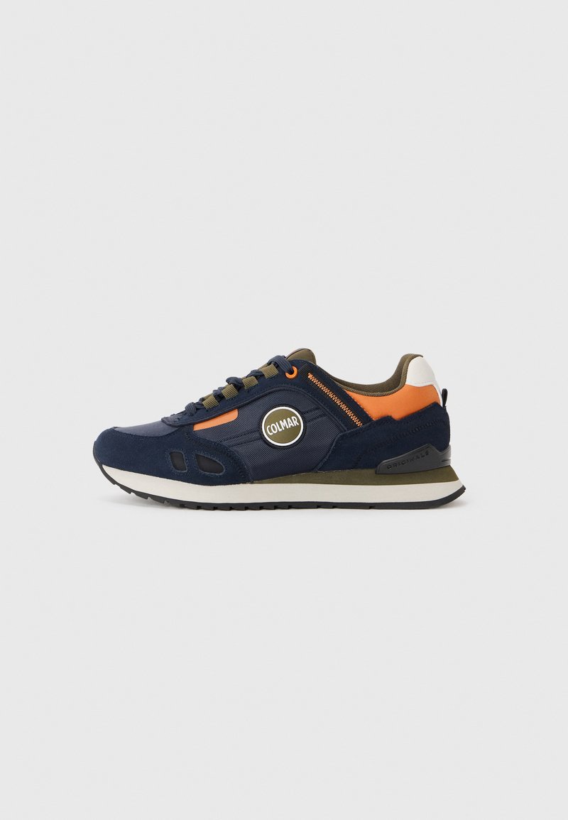 Dunkelblaue Sneakers aus Mesh- und Wildledermaterialien, mit orangefarbenen und olivgrünen Akzenten, rundem Logo an der Seite, Gummisohle und Schnürdesign.