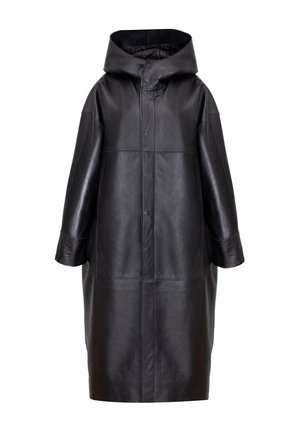 Długi czarny skórzany płaszcz z kapturem, długimi rękawami i przednimi szwami, przedstawiony na białym tle.