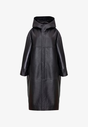 Długi czarny skórzany płaszcz z kapturem, długimi rękawami i przednimi szwami, przedstawiony na białym tle.