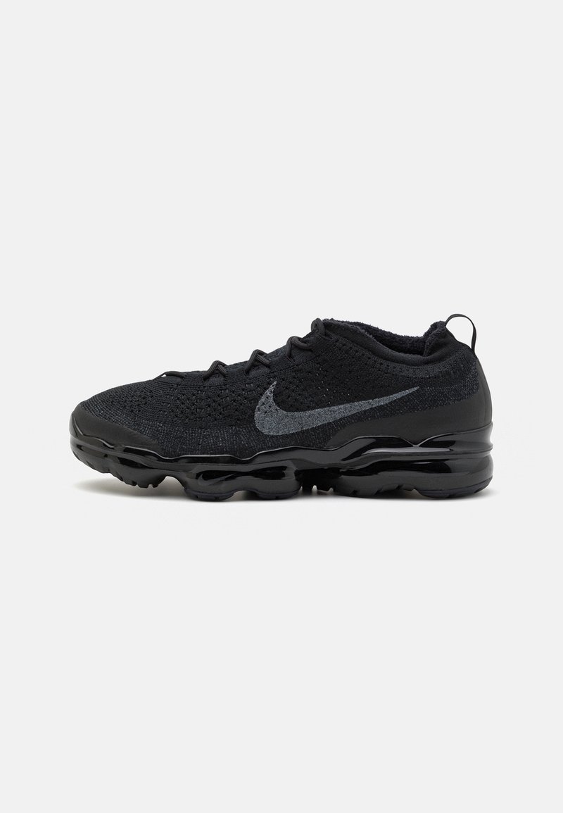 Chaussure de running noire Nike avec tige tricotée, logo Swoosh gris, laçage à l'avant et semelle noire segmentée et rembourrée.