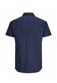 Tumesinist värvi lühikeste varrukatega särk, millel on väikesed valgete ja helesiniste teemantkujudega mustrid, nähtav tagant ja varustatud klassikalise kraega.