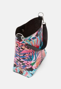Vibrant tote taske med blomstermotiv i pink, grøn og blå. Lavet af glat syntetisk materiale, har en sort håndtag og indvendig.