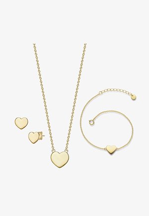 Set di gioielli in tonalità oro composto da una collana con pendente a forma di cuore, orecchini a perno a forma di cuore abbinati e un braccialetto con charm a forma di cuore.