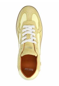 Geel suède sneaker met witte veters, een ronde neus en een gevoerde binnenvoering. Heeft een gestructureerd oppervlak en een logo op de binnenzool.