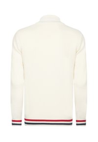 Weißer strukturierter Pullover mit langen Ärmeln, geripptem Kragen, Bündchen und Saum, der am unteren Rand und an den Handgelenken rote, weiße und marineblaue Streifen aufweist.