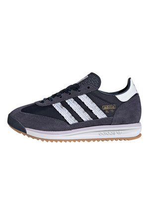 Schwarzer und dunkelgrauer Adidas SL 72 Sneaker mit weißen Streifen, weißem Fersenlasche, Gummisohle und Schnürverschluss, von der Seite gezeigt.