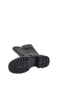 Zwarte leren boot met een gladde oppervlakte, voorzien van een zijgesp en een gestructureerde rubberen zool met diepe profielen voor grip.