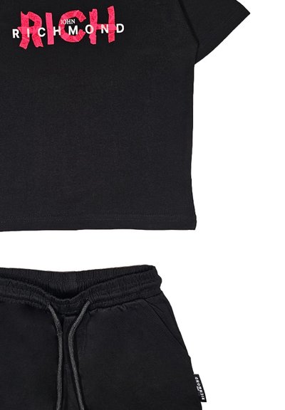 T-shirt nero accorciato con logo "JOHN RICHMOND" rosso e bianco; abbinato a pantaloni della tuta neri con coulisse e tasche laterali.