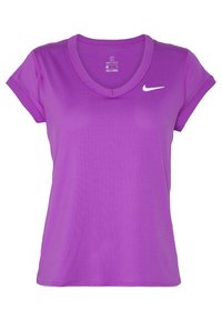 Camiseta Dri-FIT morada con cuello en V, mangas cortas y un logo de Nike blanco en el pecho. La tela tiene un patrón texturizado y transpirable.
