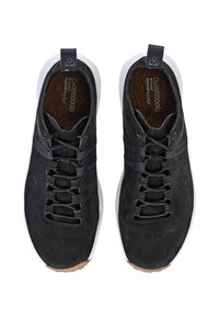 Sneaker in suede nero con dettagli perforati, punta rotonda, lacci elasticizzati e suola bianca. Etichettate con "Lowa" sulla linguetta.