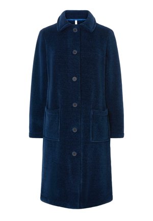 Abrigo azul marino, hasta la rodilla, de tejido suave y texturizado, con botones en la parte delantera, cuello y dos bolsillos frontales. Diseño simple, sin patrones ni acentos.
