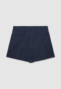 Pantaloni corti a righe blu navy con un design sartoriale, dotati di due tasche posteriori e una texture liscia, che enfatizzano le linee strutturate.