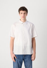Cămașă cu mânecă scurtă, cu nasturi, în off-white, cu dungi verticale subțiri albastre și maronii. Are un guler clasic și o textură de țesătură netedă.