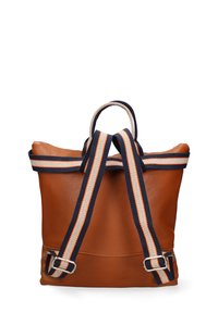 Borsa in pelle marrone con due manici spessi in tessuto a righe nei colori navy, crema e arancione. Presenta un design minimalista e dettagli in metallo argentato.